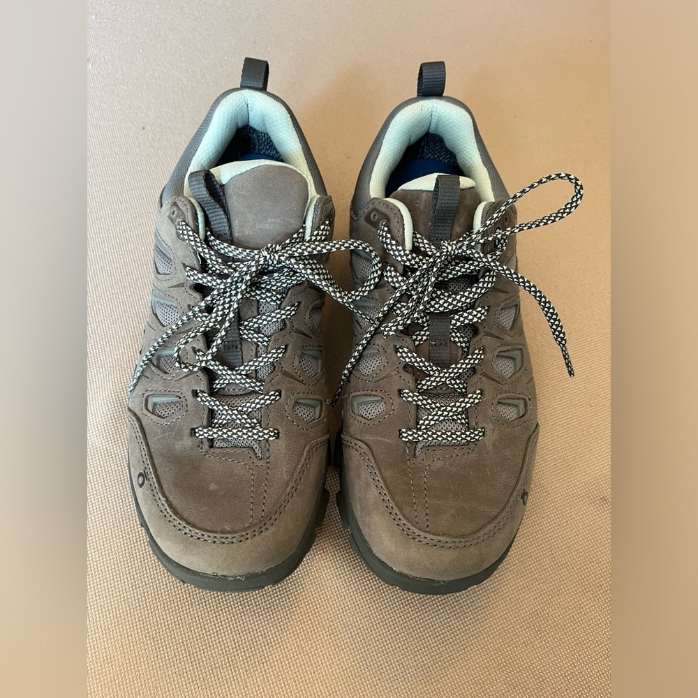 Like new Oboz hiking boots size 8